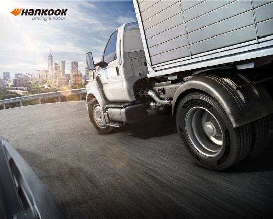 한국타이어앤테크놀로지는 오는 12월15일까지 트럭·버스용 타이어 구매 고객 대상으로 겨울맞이 프로모션을 진행한다.<한국타이어앤테크놀로지 제공>